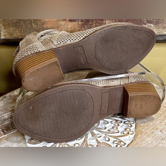 EUC Fergalicuus by Fergie “Erikka” Ankle Bootie in Excellent Condition. Size 7 - Picture 13 of 14